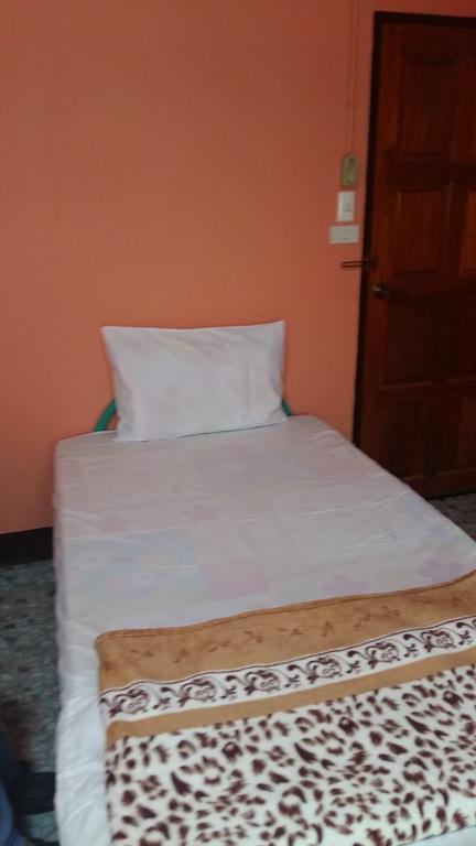 New C.H. Guest House Bangkok Room photo