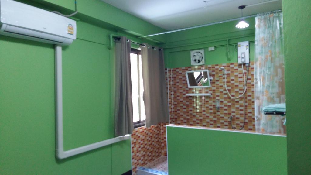 New C.H. Guest House Bangkok Room photo